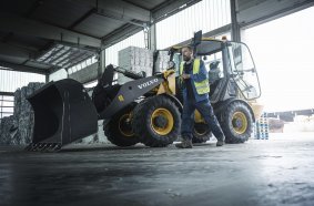 Zero-emission, the Volvo L25 Electric is ideal for use in enclosed spaces