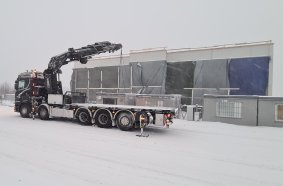 In transport position, the crane is folded transversely to the direction of travel.