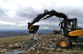 MB Crusher MB-C50 - Mecalac 12MXT