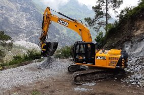 BF70.2 - JCB215LC - India - Recycling - Rocks