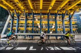 Unrestricted clearance for traffic thanks to high-performance Doka UniKit – the universal engineering kit for heavy loads.