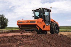 Large slope angles and powerful drives guarantee that the compactors in the HC series achieve excellent compaction on uneven and steep terrain – even on inclines over 60%.