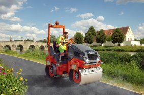 Compactly built and very easy to handle: One Li-ion battery (capacity: 23 kWh) provides the electric rollers in the HD CompactLine from Hamm with enough power for a typical working day.