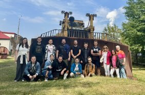 LECTURA Team in front of a 64-ton-heavy Caterpillar D10R bulldozer