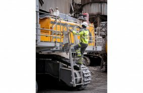 The retractable ladder and wide walkway on the operator’s side allow the operator safe access to the workspace.