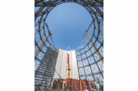 The 75-m-high historic steel structure of the industrial landmark was sandblasted and provided with corrosion prevention.