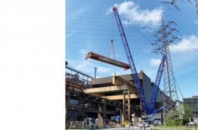 In constricted conditions, MaxiKraft’s LR 11000 installs the 200 tonne steel support in its new position.