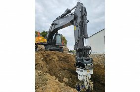 In consultation with KEMROC´s sales consultant, the 75-tonne excavator was equipped with a KEMROC EKT 220 rotary drum cutter attachment.