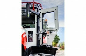 STEYR® shows tractors’ military capabilities at German fair