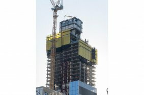 The mini crane at the Super Climber level +1 deck supported the installation of heavy steel embeds and significantly reduced the crane’s period of use.