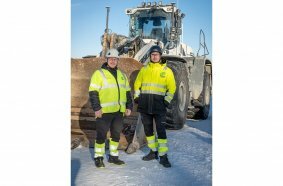 Håkan Martinsson, Business Developer, and Simon Antman, Site Manager, in front of their latest L586 XPower®.