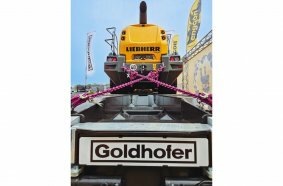 A Liebherr L550 on the versatile Goldhofer STZ-L4 with wheel recesses.