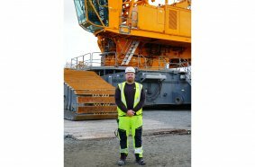 Colin Lehmann operates the LR 11350 and likes smooth operation and perfect overview of all date and components via the LICCON crane control.