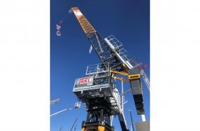 Luffing jib crane SLH 70.4. With a radius of only 4 m, the luffer with probably the smallest space requirements.