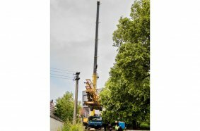 Little space - supporting the mobile crane was a challenge.
