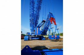 When erecting the boom, 400 tonnes of total ballast are required in conjunction with the large pallet.
