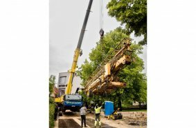 Soft landing - the 28 K fast-erecting crane is set down on the site access road for onward transportation.
