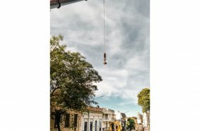 A lorry waits in front of the Profesor Antonio Serrano Museum for the LTM 1060/2 to place the two meteorites on its load bed.