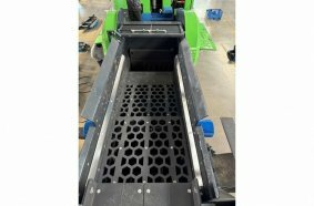The track-mounted jaw crusher J11H with active pre-screening machine delivers a particularly high crushing result with difficult-to-screen materials.