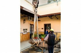 After the space rocks had been moved out of the building into the inner courtyard, the LTM 1060/2 lifted them over the roofs of the museum.