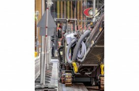 The laterally shiftable operator’s cabin of the Wirtgen guarantees an ideal overview from the milling machine.