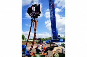 Preparing the lifting gear to lift the drive train.