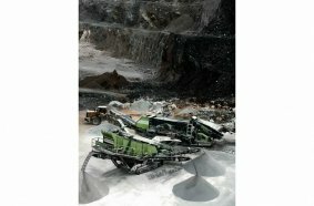 The all-electric S12E three-shaft horizontal screening plant from MESDA: a powerful and energy-efficient solution for demanding applications in natural stone, mining and recycling.