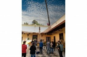 After the space rocks had been moved out of the building into the inner courtyard, the LTM 1060/2 lifted them over the roofs of the museum.