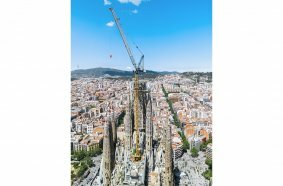 Major challenge: to develop a solution so that the Liebherr 710 HC-L 32-64 Litronic luffing jib crane could be erected at a height of approximately 54 metres and comply with the highest safety requirements.