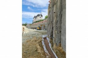 The entire length of the trench is lined with a fleece material and filled with drainage gravel. This allows rainwater to drain off in the direction of the pump shafts.