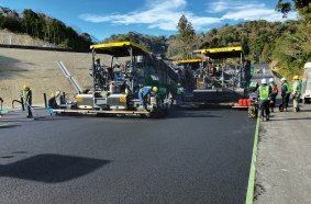 Paving without joints: the Vögele pavers worked “hot to hot” to deliver a high-quality asphalt surface across the full width of the carriageway.