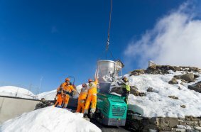 The helicopter transferred the mix directly into the material hopper of the Vögele paver.