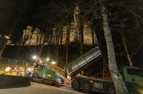 Uphill incline and downhill incline: Due to the difficult conditions, the construction company carrying out the work decided to use the powerful Dash 5 paver from Vögele.