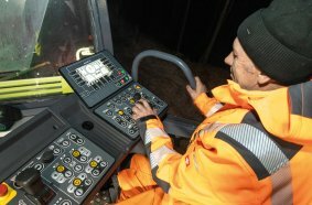 SmartWheel steering: The rotary control on the ErgoPlus 5 paver operator’s console enables particularly sensitive control. 