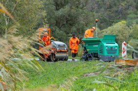 A winning team: in addition to the Vögele MINI 500 paver, the contractor also deployed a Hamm HD CompactLine roller on the project.