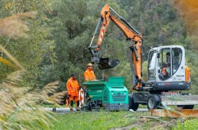 The wide, funnel-shaped opening of the material hopper enables easy feeding of paving mix to the MINI 500 by a wheel loader.