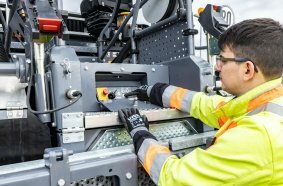 The control unit mounted on the paving screed enables users to start all the initial steps at the push of a button.