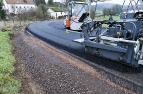 Paving without excess width and with less material consumption: The StarFire-Dual Antenna System determines the exact position of the road paver, ensuring extremely precise control.