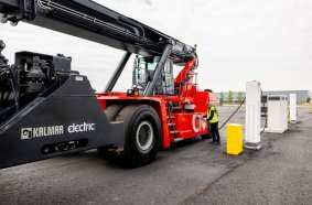 Kalmar electric reachstacker