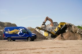 The R3 impact crusher and Oppermann & Fuss service van.