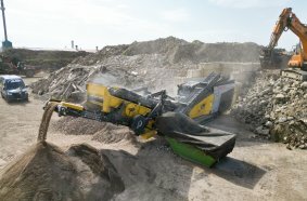 The R3 impact crusher, with container besides the machine to collect plastics, wood and paper.