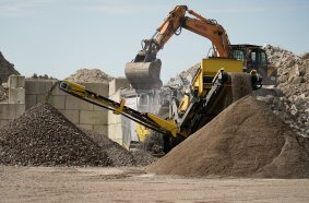 The R3 impact crusher producing around 160 t/h and separating valuable metals via the magnetic overband.