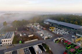 The job site of Büscher with their own solar power roof electrifying the Keestrack R3e & K4e ZERO
