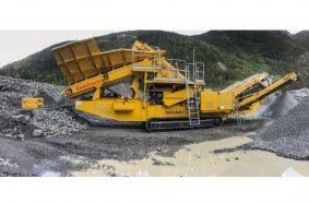 The impressive H4e cone crusher with a proven cone of 10sT (9t) and a 3-deck after screen, with a total weight of 50sT (45t).