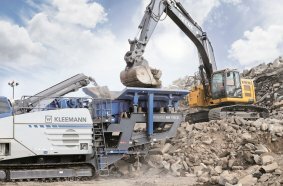Kleemann MOBIREX MR 130i EVO2 at work with the John Deere excavator 345GLE recycling concrete in California.