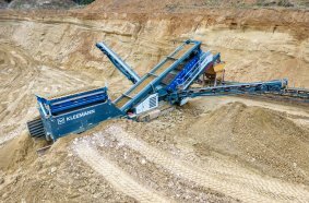 The classifying screen from Kleemann is equipped with a vibrating slotted grate. Large sand stones are thus separated in advance.