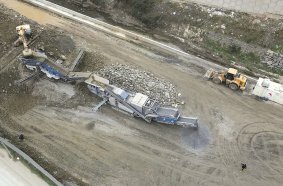 Plant train consisting of MOBIREX MR 130i EVO2 and MOBISCREEN MSS 802i EVO during material processing for concrete production and road substructures.