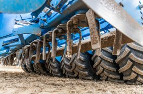 The high-performance LEMKEN Zirkon power harrow ensures a perfect soil structure for subsequent seed placement.