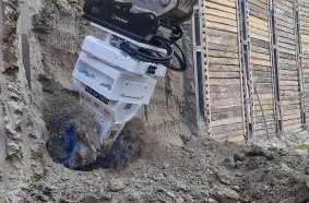 With vertical movement the drum cutter attachment, the operator removes material from between the individual girders, into which the timber shoring can be inserted.