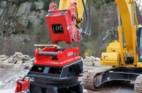 Fully hydraulic SQ70 on a 21-t excavator with valve technology integrated in the housing.